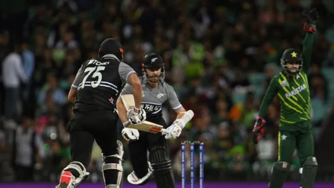 ICC T20 વર્લ્ડ કપ-2022ના સુપર-12 તબક્કાની પ્રથમ મેચમાં ન્યૂઝીલેન્ડે ઓસ્ટ્રેલિયાને હરાવ્યું અને શાનદાર રમત બતાવી. આ શાનદાર રમતના આધારે આ રનર-અપ ટીમ છેલ્લી વખત સેમિફાઇનલમાં પહોંચી હતી, પરંતુ અહીં તે શાનદાર પ્રદર્શન કરી શકી ન હતી અને પાકિસ્તાને આ ટીમને હરાવીને ફાઇનલમાં જગ્યા બનાવી હતી. આ મેચમાં ન્યૂઝીલેન્ડની શું ભૂલો રહી, તમને કહો.