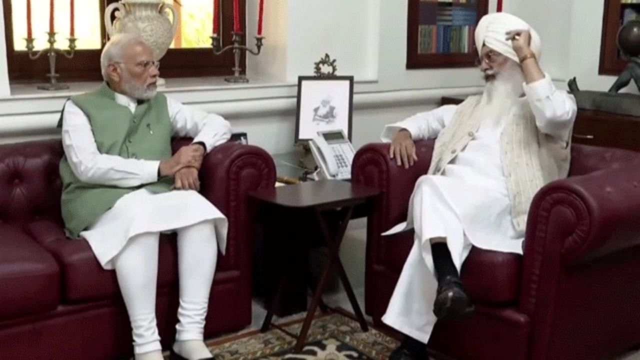 વડાપ્રધાન નરેન્દ્ર મોદી શનિવારે બિયાસમાં રાધા સ્વામી સત્સંગમાં પહોંચ્યા હતા. અહીં તેઓ સંપ્રદાયના વડા બાબા ગુરિન્દર સિંહ ધિલ્લોનને મળ્યા. બંને વચ્ચે લગભગ એક કલાક સુધી વાતચીત ચાલી હતી. આ પછી પીએમનું હેલિકોપ્ટર ત્યાંથી રવાના થયું હતું.