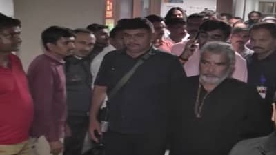 Gujarat Election 2022: ચૂંટણી જંગમાં જોવા મળ્યો ખેલદિલીનો રંગ, હોસ્પિટલના બિછાને પડેલા રેવંતસિંહના ખબર અંતર પૂછવા પહોંચ્યા તેમના કટ્ટર હરિફ, જાણો શું કહ્યું