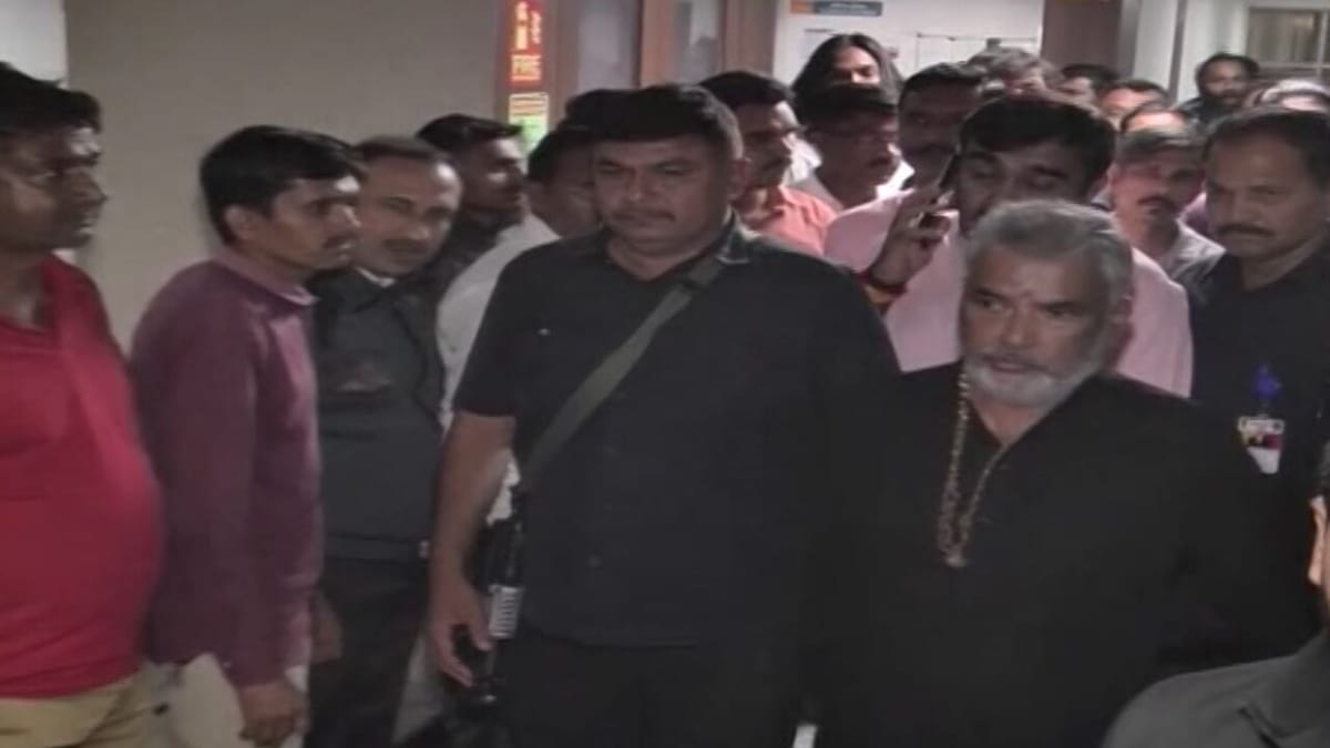 Gujarat Election 2022: ચૂંટણી જંગમાં જોવા મળ્યો ખેલદિલીનો રંગ, હોસ્પિટલના બિછાને પડેલા રેવંતસિંહના ખબર અંતર પૂછવા પહોંચ્યા તેમના કટ્ટર હરિફ, જાણો શું  કહ્યું