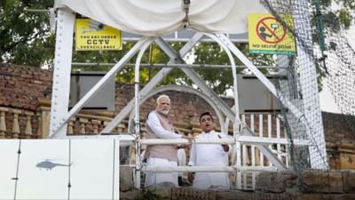 આજે બપોરે વડાપ્રધાન મોદી એ મોરબીના ઝૂલતા પુલનું પહેલા હવાઈ નિરિક્ષણ કર્યુ હતુ. ત્યારબાદ તેમણે મુખ્યપ્રધાન ભૂપેન્દ્ર પટેલ , ગૃહ રાજ્યમંત્રી હર્ષ સંઘવી અને ગુજરાત ભાજપ અધ્યક્ષ સી આર પાટીલ સાથે મચ્છુ નદીના કિનારે દુર્ઘટના સ્થળની પણ મુલાકાત લીધી હતી.