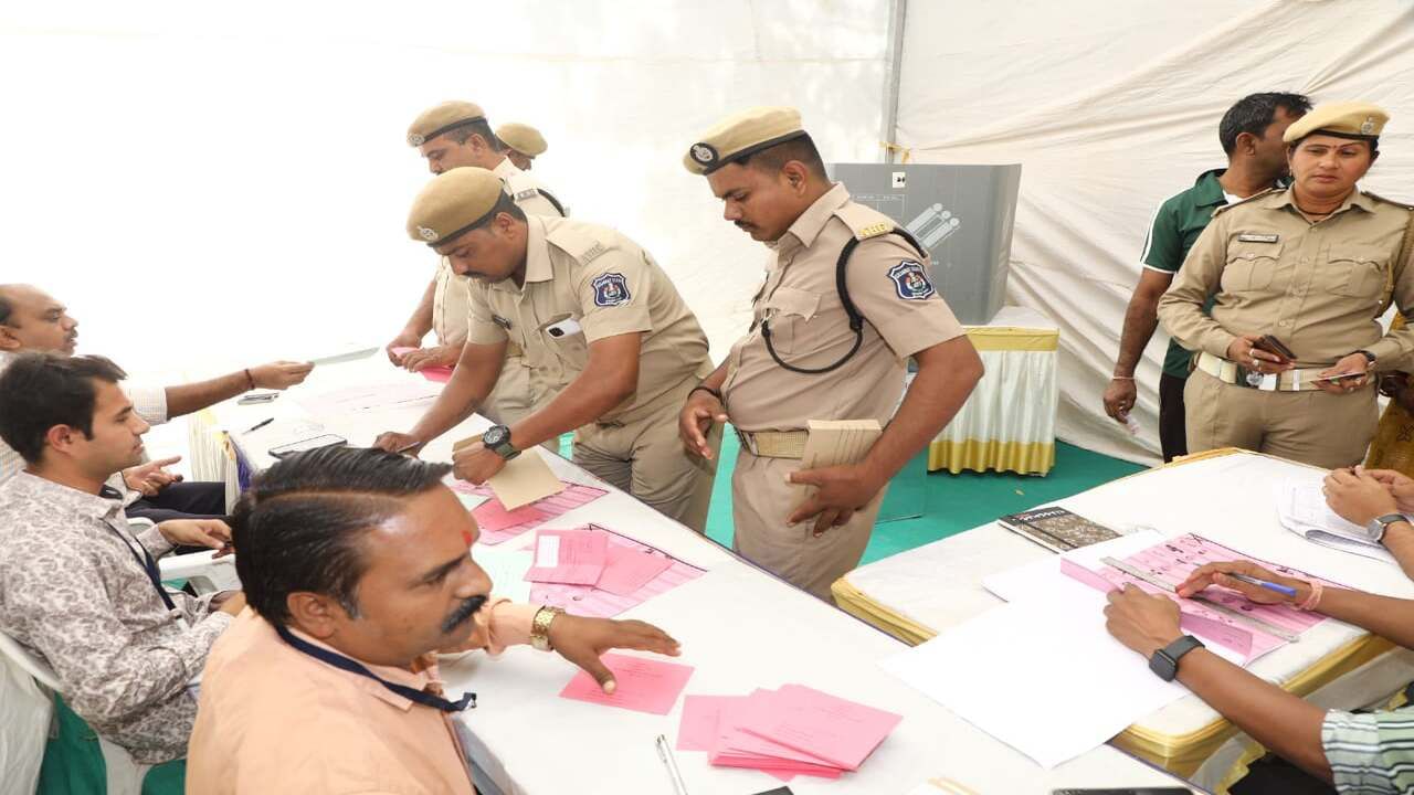 Gujarat Election 2022: વ્યારા અને સોનગઢમાં ચૂંટણી પ્રક્રિયા સાથે સંકળાયેલા પોલીસ કર્મચારીઓએ કર્યું મતદાન