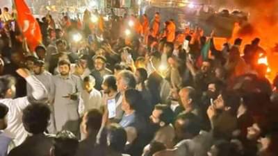 ઈમરાન ખાન પર હુમલા થતા ઉગ્ર અને હિંસક પ્રદર્શન શરુ, ફવાદ બોલ્યો - આ હુમલો આખા દેશ પર થયો છે, બદલો લેવામાં આવશે