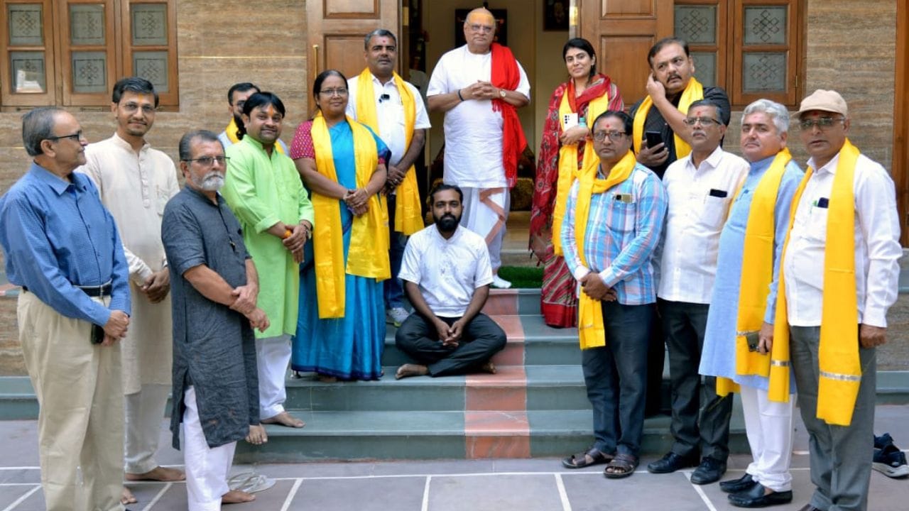 ક્રિકેટર રવિન્દ્ર જાડેજાના પત્ની રિવાબાને આ ચૂંટણીમાં ભાજપ તરફથી જામનગર બેઠક માટે ટિકિટ મળી છે. 
