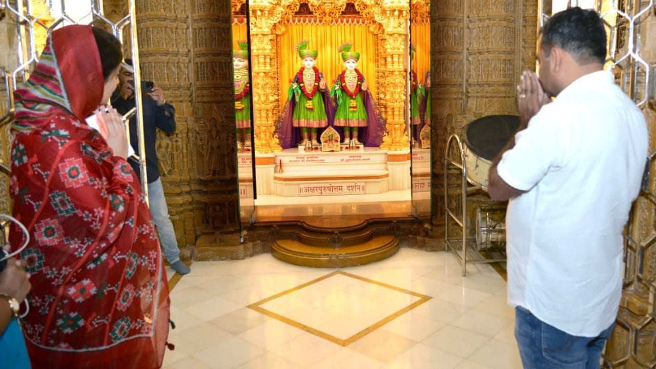 ઉમેદવાર તરીકે નામ જાહેર થયાના બીજા દિવસે ચૂંટણીના મેદાનમાં ઉતરતા પહેલા તેઓ ભાજપના અગ્રણીઓ સાથે ધાર્મિક સ્થળો એ પહોંચી ધર્મગુરુ, સાધુ, સંતોના આર્શીવાદ મેળવ્યા હતા.
