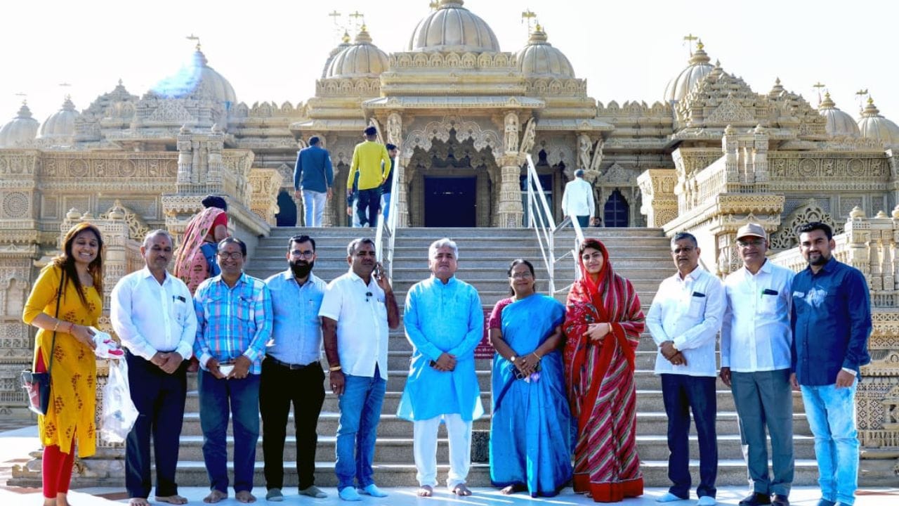 જામનગર શહેરની 6 બેઠક પૈકીની 2 બેઠકો પર ભાજપે બે નવા યુવા શિક્ષિત ચેહરાને ચૂંટણીના મેદાનમા ઉતાર્યા છે. જેમાં પાટીદાર અગ્રણી યુવા નેતા દિવ્યેશ અકબરી અને સેલિબ્રિટી શિક્ષિત યુવા મહિલા રીવાબા રવિન્દ્ર જાડેજાના નામ જાહેર કરાયા છે. 