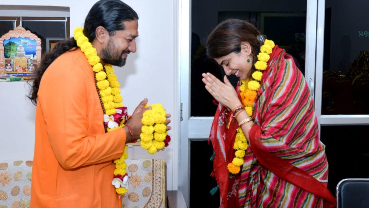 ભાજપ તરફથી પાટીદાર અગ્રણી યુવા નેતા દિવ્યેશ અકબરીને જામનગર દક્ષિણ અને રીવાબા જાડેજાને જામનગર બેઠક પરથી ટિકિટ આપવામાં આવી છે. 