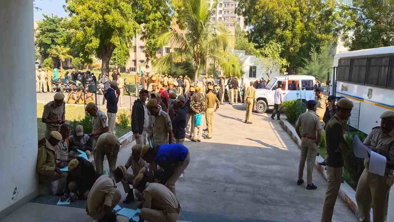 Gujarat Election 2022: વડોદરામાં પોલીસ કર્મચારીઓએ કર્યું પોસ્ટલ બેલેટથી મતદાન