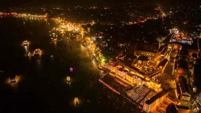 કારતક પૂર્ણિમાના દિવસે સોમવારે મહાદેવની નગરી કાશીમાં દેવ દિવાળીનું ઉમંગ અને ઉલ્લાસ સાથે આયોજન કરવામાં આવ્યુ હતું. ગંગાના કિનારે 84 ઘાટ પર 10 લાખ દીવા પ્રગટાવવામાં આવ્યા હતા.