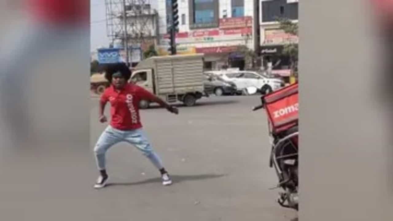 રસ્તા વચ્ચે ડિલીવરી બોય એ કર્યો જોરદાર ડાન્સ, વાયરલ વીડિયો જોઈ ભડક્યા લોકો