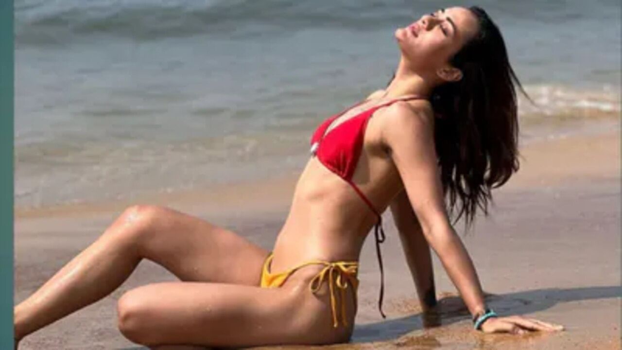 
તાજેતરમાં, આરાધનાએ તેના બોલ્ડ ફોટાઓથી ઇન્ટરનેટ પર ધૂમ મચાવી છે. તેની આ બિકીની તસવીરો સોશિયલ મીડિયા પર ખૂબ પસંદ કરવામાં આવી રહી છે.
