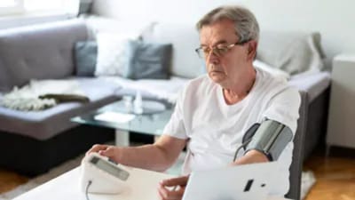 લો બ્લડ પ્રેશરને તબીબી ભાષામાં હાઈપોટેન્શન કહેવામાં આવે છે. જ્યારે બ્લડ પ્રેશર નોર્મલથી નીચે આવી જાય ત્યારે તેને લો બીપી કહેવાય છે. ઘણી વખત લોકોને ખબર પણ નથી હોતી કે તેમને લો બ્લડ પ્રેશરની સમસ્યા છે. ઘણી વખત લોકોને ખબર પણ નથી હોતી કે તેમને લો બ્લડ પ્રેશરની સમસ્યા છે.