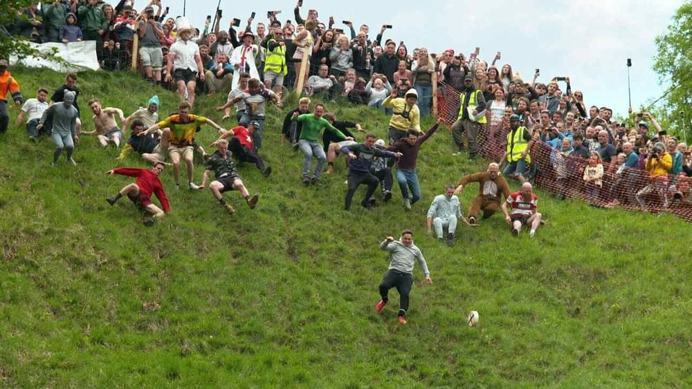 चीज़ रेस: ब्रिटेन में आयोजित इस खेल में, प्रतिभागियों को पनीर की एक गेंद के साथ एक पहाड़ी पर लुढ़कना होता है।  जो पहले नीचे आता है उसे विजेता घोषित किया जाता है।