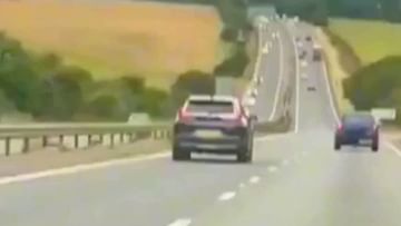 બે ચાલતી ગાડી વચ્ચેથી શખ્સે એવી રીતે કાઢી કાર, વીડિયો જોઈ લોકોના ઉડ્યા હોશ, જુઓ ચોંકાવનારો વાયરલ વીડિયો