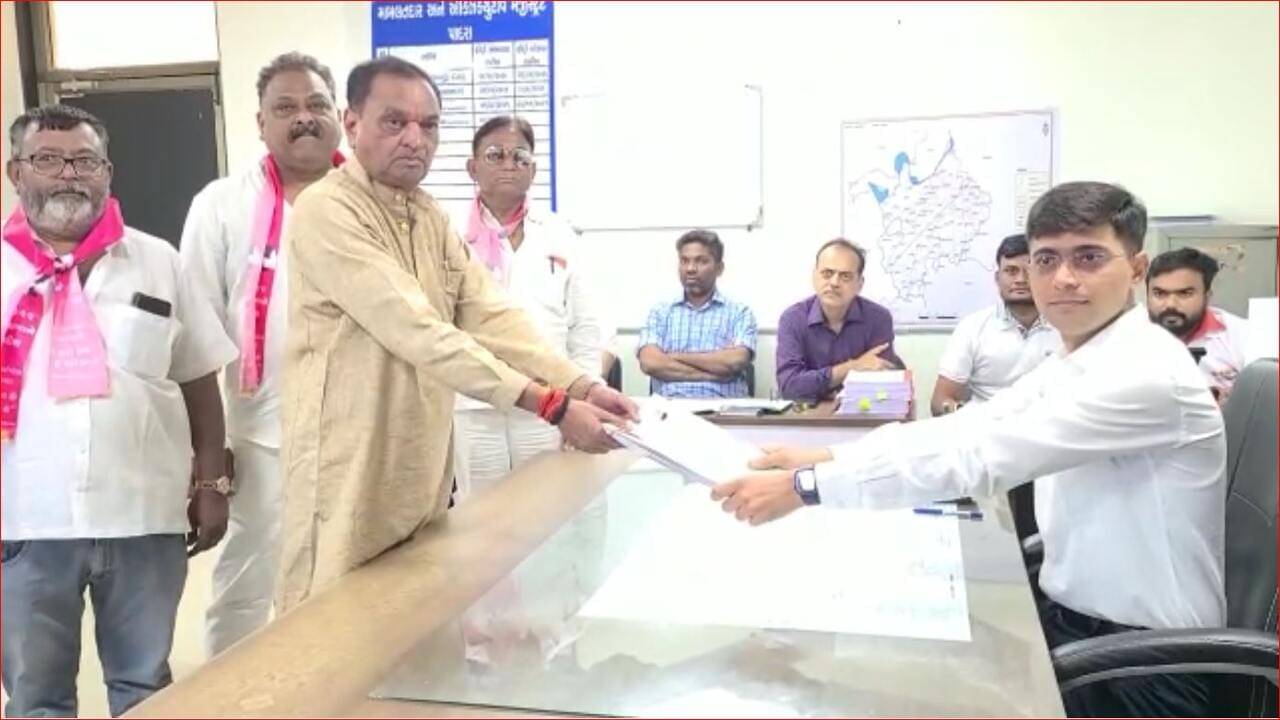 ગુજરાત વિધાનસભા ચૂંટણી: વડોદરાની પાદરા બેઠક પરથી દિનેશ પટેલે જંગી રેલી બાદ નોંધાવી અપક્ષ ઉમેદવારી