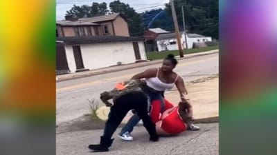 પાપાની પરીઓની લડાઈ શાંત કરવા ગયેલા માણસને પણ ખરાબ રીતે પડ્યો માર, જુઓ Funny Video