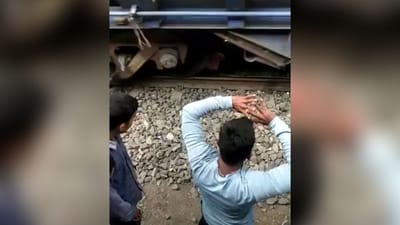માલગાડી નીચેથી શખ્સ પસાર કરવા ગયો રેલવે ટ્રેક, અચાનક ટ્રેન લાગી દોડવા, જુઓ પછી શું થયું