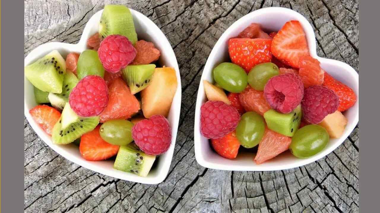 બિનઆરોગ્યપ્રદ આહાર - વધુ પડતા જંક ફૂડ અથવા બહારના બિનઆરોગ્યપ્રદ ખોરાકનું સેવન ન કરો. તેના બદલે, આહારમાં ઓમેગા-3 ફેટી એસિડ્સ, ઝિંક, વિટામિન સી અને ઇ અને લીલા પાંદડાવાળા ખોરાકનો સમાવેશ કરો.