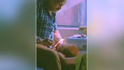 ટ્રેનમાં પત્નીના પગમાં નેલ પોલિશ લગાવતો દેખાયો પતિ, વાયરલ વીડિયો જોઈ લોકોએ કહ્યુ- Aww! So Cute