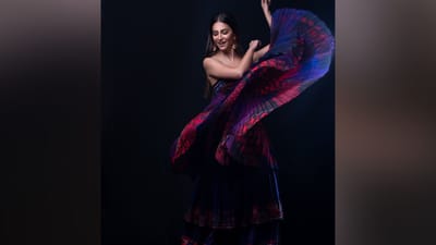 બોલિવૂડ એક્ટ્રેસ કૃતિ ખરબંદા ભલે લાંબા સમયથી ફિલ્મોથી દૂર હોય પરંતુ હસીના સોશિયલ મીડિયા પર ઘણી એક્ટિવ રહે છે. કૃતિ હંમેશા પોતાના ગ્લેમરસ અવતારથી ચાહકોને દિવાના બનાવે છે. કૃતિ ખરબંદા કોઈ ફેશન આઈકોનથી ઓછી નથી. અભિનેત્રી એથનિકથી લઈને વેસ્ટર્ન સુધીના પોશાક પહેરે છે.જો તમે બહાર જવાનું વિચારી રહ્યા છો, તો તમે અભિનેત્રીના આઉટફિટ ફેશન પરથી આઈડિયા લઈ શકો છો.