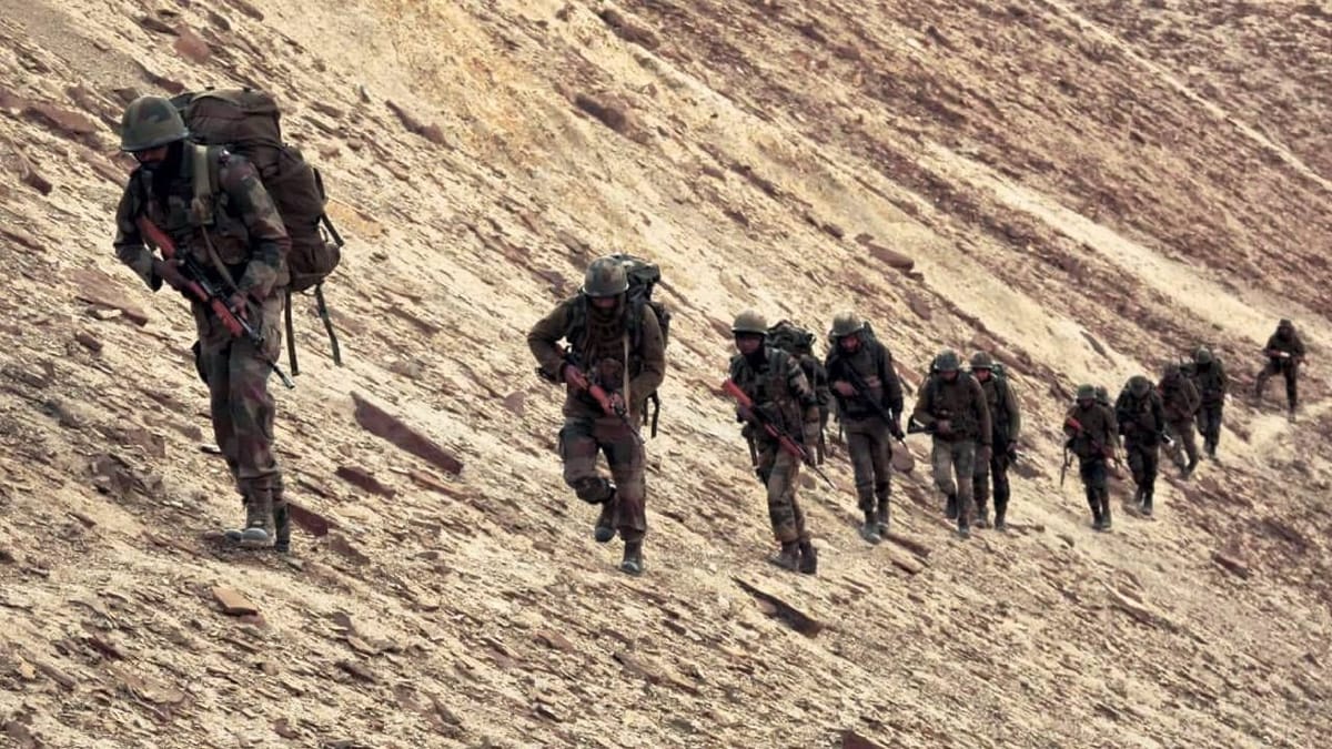 ચીન સામે સેનાની તૈયારીઓ પૂર્ણ, LAC પર સૈનિકોની સંખ્યા વધી, હથિયારો મોકલવામાં આવ્યા ચીન સામે સેનાની તૈયારીઓ પૂર્ણ, LAC પર સૈનિકોની સંખ્યા વધી, હથિયારો મોકલવામાં આવ્યા