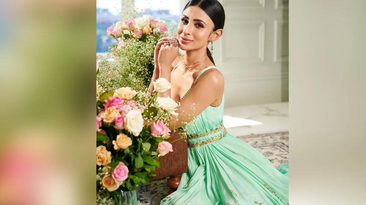  માત્ર લાલ ચોલી જ નહિ પરંતુ મોનીએ કેટલાક ક્યુટ ફોટો પણ પોસ્ટ કર્યા છે. આ ફોટોમાં તેનો કુલ અંદાજ જોવા મળી રહ્યો છે.