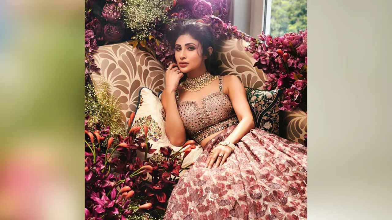 ફોટામાં મૌની કેમેરાની સામે પોતાની સ્ટાઈલનો જાદુ ચલાવતી જોવા મળે છે. જેના કારણે ફેન્સ પણ આ અદાઓના પ્રેમમાં પડી ગયા છે.