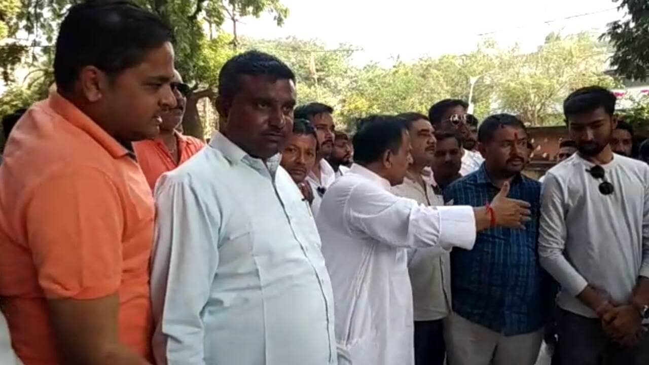 ભાવનગરની મહુવા બેઠક પર આર.સી.મકવાણાની ટિકિટ કપાતા ભાજપમાં ભડકો, 300 કાર્યકરોના રાજીનામા