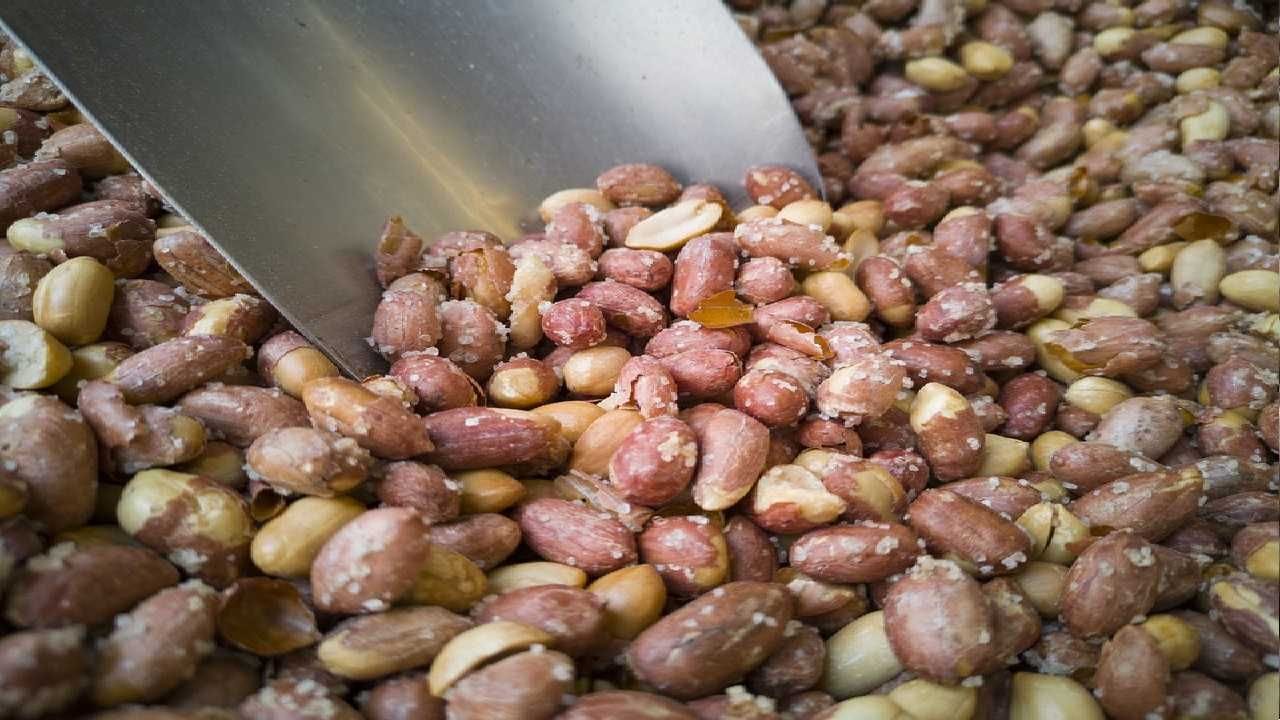 વજન ઘટાડવા માટે - મગફળીમાં પ્રોટીન હોય છે. તેનું સેવન કર્યા પછી તમે લાંબા સમય સુધી પેટ ભરેલું લાગે છો. તે ઝડપથી વજન ઘટાડવામાં મદદ કરે છે.