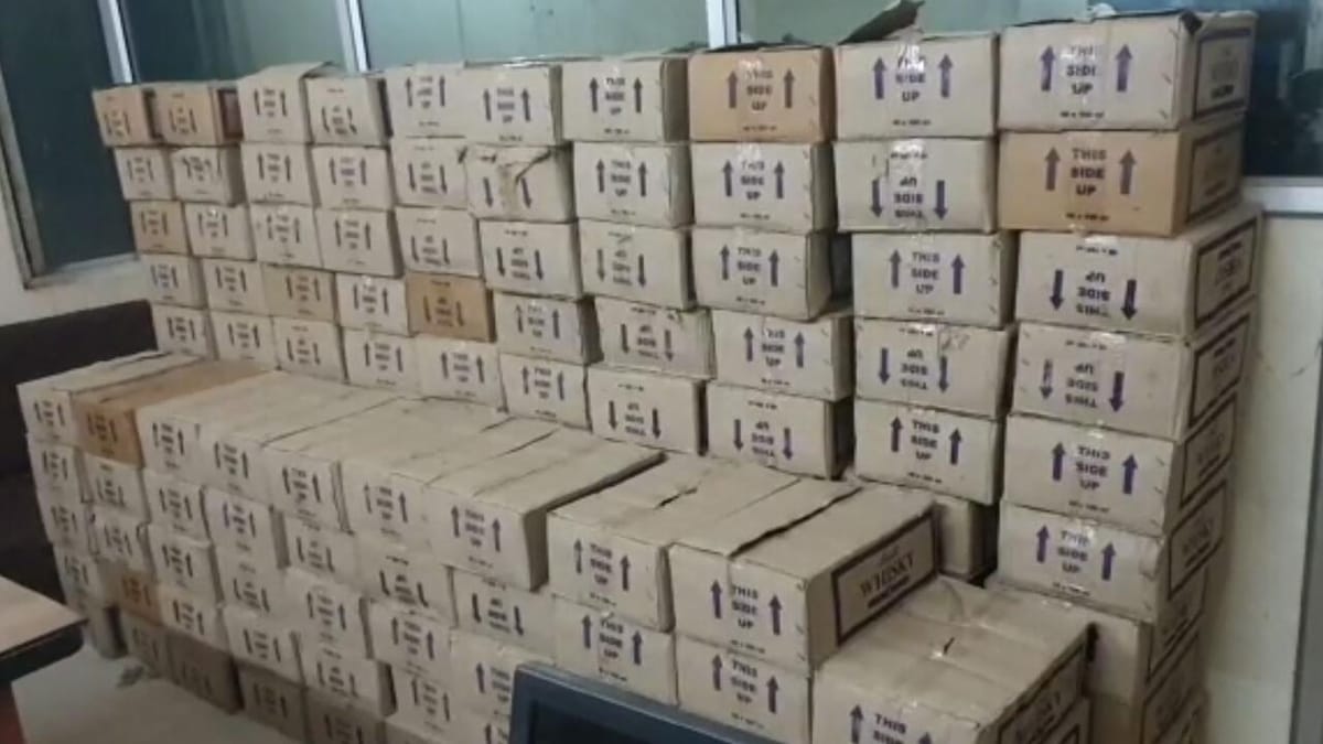 Gujarat Election 2022 : પ્રથમ તબક્કાના મતદાન પહેલા શહેરામાંથી મોટી સંખ્યામાં ઝડપાયો દારૂ, 5  ઇસમો સામે નોંધાયો ગુનો