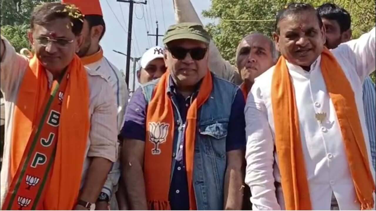 ગુજરાત ચૂંટણી 2022: અમરેલીના સાવરકુંડલામાં પરેશ રાવલે કર્યો રોડ શો, મહેશ કસવાળા માટે માગ્યા મત