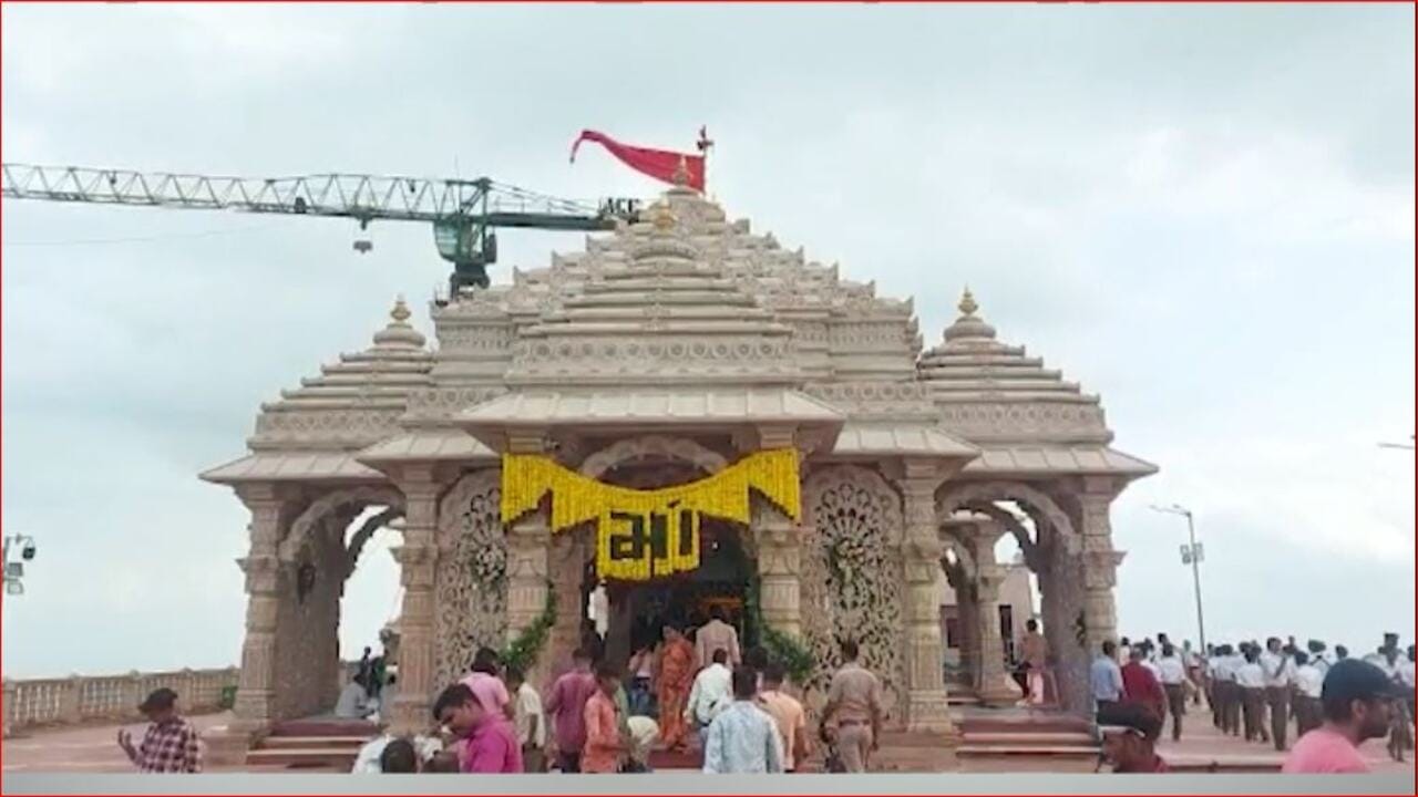 મોરબી દુર્ઘટના બાદ પાવાગઢ મંદિર ટ્રસ્ટ થયુ સજાગ, ડુંગર પર શ્રદ્ધાળુઓની સંખ્યા ન વધે તેની તકેદારી રાખવા સૂચના મોરબી દુર્ઘટના બાદ પાવાગઢ મંદિર ટ્રસ્ટ થયુ સજાગ, ડુંગર પર શ્રદ્ધાળુઓની સંખ્યા ન વધે તેની તકેદારી રાખવા સૂચના