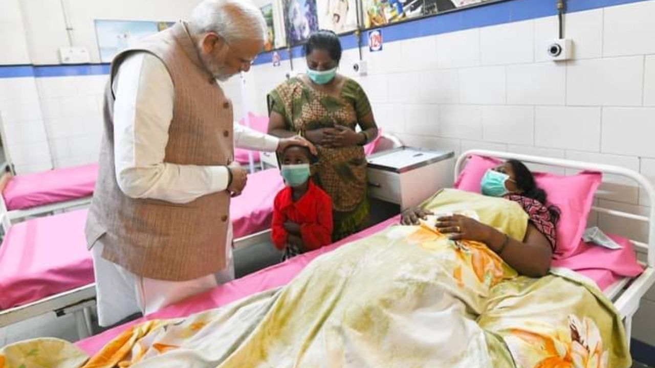 વડાપ્રધાન મોદી એ ઈજાગ્રસ્તોના હાલ જાણી, દરેક પાસેથી ઘટનાની જાણકારી મેળવી હતી.