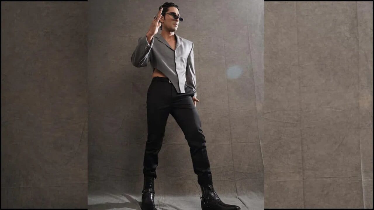 ઝુબૈર ખાન નામના એક યુઝરે પ્રતીકના આ સ્ટાઈલની મજાક ઉડાવતા કહ્યું કે, ઉર્ફી જાવેદનો ભાઈ લાગી રહ્યો છો પ્રતીક બબ્બર