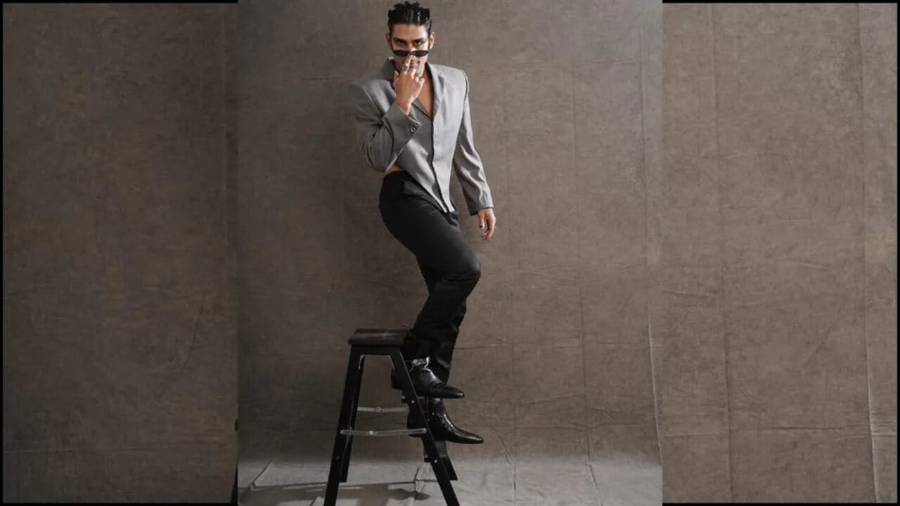 આ સિવાય એક અન્ય યુઝરે પણ કોમેન્ટ કરી કહ્યું ભૈયા તમારો કોટ નીચેથી ફાટેલો છે, અન્ય યુઝરે લખ્યું ડિઝાઈનરે બ્લેઝરના વધેલા કાપડથી ઘરના પડદાં સિવડાવ્યા છે.