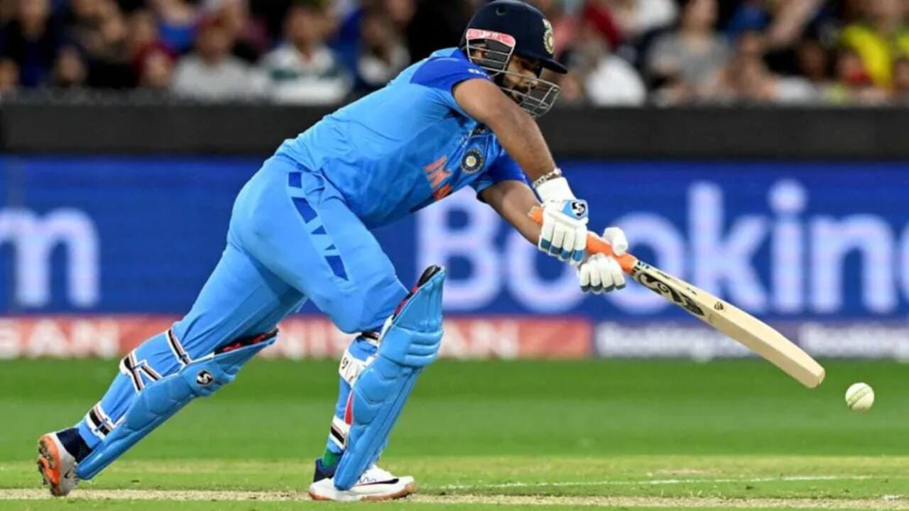 જ્યાં સુધી સેમિફાઈનલમાં ટીમની કેપ્ટનશીપની વાત કરીએ તો રોહિત શર્મા જો સેમીફાઈનલમાંથી બહાર થઈ જાય છે તો તેના સ્થાને ભારતીય ટીમની કમાન  ઉપ-કેપ્ટન કે.એલ રાહુલ સંભાળતો જોવા મળશે. તો ઓપનિંગમાં કે.એલ રાહુલની સાથે રોહિત શર્માના સ્થાને વિરાટ કોહલી કે પછી ઋષભ પંતમાંથી કોઈ એક જોવા મળશે.