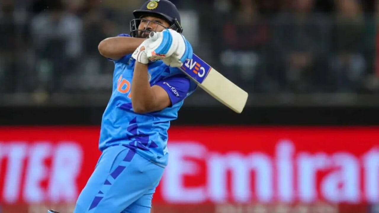 તમને જણાવી દઈએ કે, ટી 20 વર્લ્ડકપ 2022માં રોહિત શર્માની કેપ્ટનશીપ ભલે ગજબની હોય પરંતુ તેનું બેટ ખુબ જ શાંત રહ્યું છે, તેમણે ટૂનામેન્ટમાં અત્યારસુધી  5 મેચમાં માત્ર 89 રન બનાવ્યા છે તેનાથી સ્પષ્ટ છે કે, રોહિત જો સેમીફાઈનલમાં નહિ રમે તો ટીમ ઈન્ડિયા તેમને બેટિંગથી વધુ કેપ્ટનશીપમાં મિસ કરશે.  (All Photo: ANI/AFP)