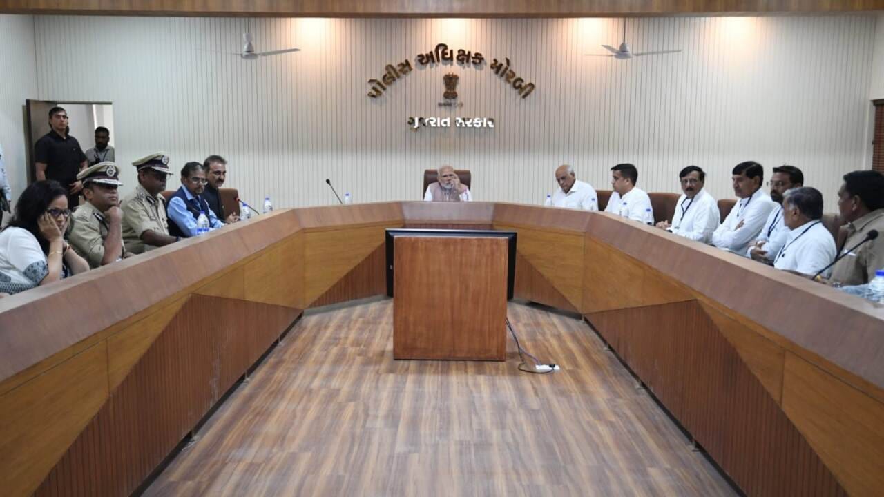 Morbi Tragedy: વડાપ્રધાન નરેન્દ્ર મોદીએ ઝુલતો પૂલ દુર્ઘટનાની ગંભીર નોંધ લેતા ઝડપી અને નિષ્પક્ષ તપાસના આપ્યા આદેશ Morbi Tragedy: વડાપ્રધાન નરેન્દ્ર મોદીએ ઝુલતો પૂલ દુર્ઘટનાની ગંભીર નોંધ લેતા ઝડપી અને નિષ્પક્ષ તપાસના આપ્યા આદેશ