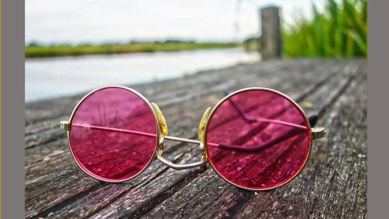 સન ગ્લાસ - હાનિકારક યુવી કિરણો તમારી દૃષ્ટિને નુકસાન પહોંચાડી શકે છે. જેના કારણે મોતિયા જેવી સમસ્યાનો સામનો કરવો પડી શકે છે. એટલા માટે એ મહત્વનું છે કે તડકામાં નિકળતી વખતે તમે સનગ્લાસનો ઉપયોગ કરો.