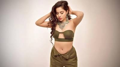 છોકરાઓને ગેરમાર્ગે દોરે છે ઉર્ફી જાવેદ,ચેતન ભગતે આપ્યો યોગ્ય જવાબ