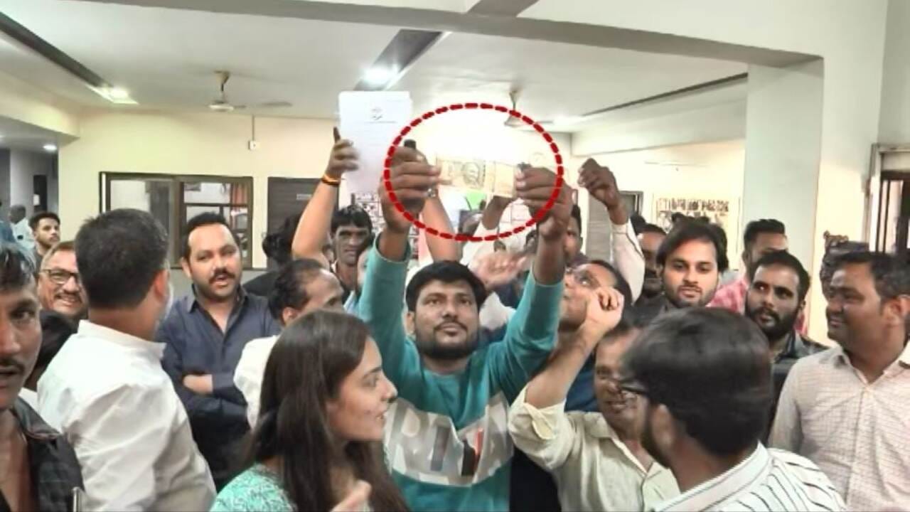 અમદાવાદની વટવા બેઠક પર કોંગ્રેસ ફેરવિચારણા કરે તેવી શક્યતા, કોંગ્રેસે જાહેર કરેલા ઉમેદવારનો ભારે વિરોધ અમદાવાદની વટવા બેઠક પર કોંગ્રેસ ફેરવિચારણા કરે તેવી શક્યતા, કોંગ્રેસે જાહેર કરેલા ઉમેદવારનો ભારે વિરોધ