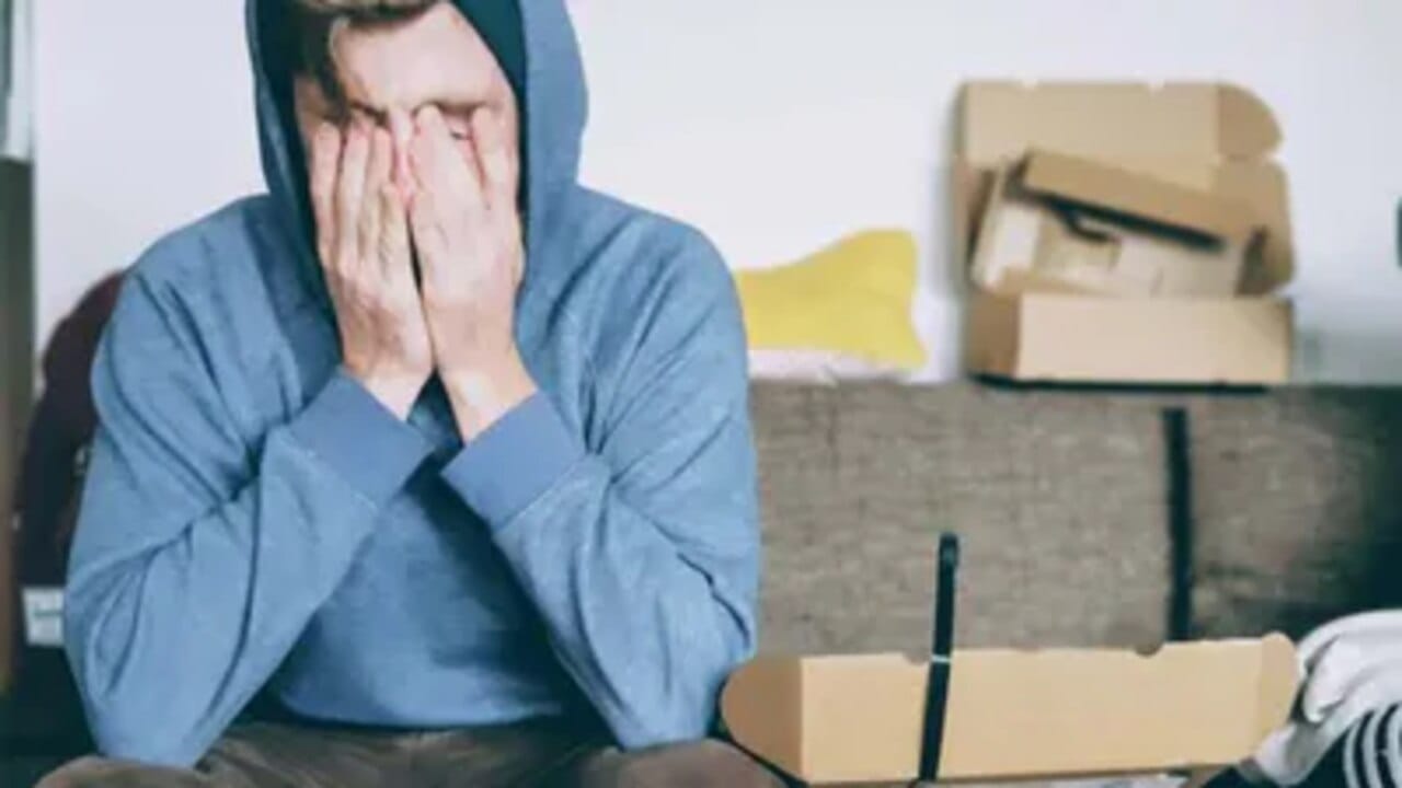 ખરાબ જીવનશૈલી અને બિનઆરોગ્યપ્રદ આહારના કારણે આ દિવસોમાં ઘણા લોકો તેમની આંખોની રોશની ગુમાવે છે. આવી સ્થિતિમાં કેટલીક ખરાબ આદતોથી છૂટકારો મેળવવો ખૂબ જ જરૂરી છે.