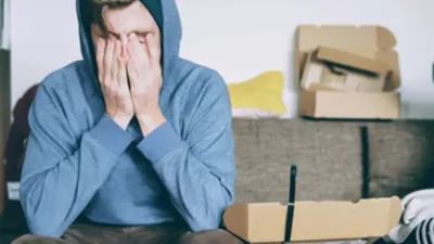 ખરાબ જીવનશૈલી અને બિનઆરોગ્યપ્રદ આહારના કારણે આ દિવસોમાં ઘણા લોકો તેમની આંખોની રોશની ગુમાવે છે. આવી સ્થિતિમાં કેટલીક ખરાબ આદતોથી છૂટકારો મેળવવો ખૂબ જ જરૂરી છે.