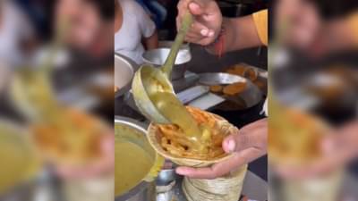 Weird Food : જલેબી સાથે બટાકાના શાકનું કોમ્બિનેશન, લોકોએ ગુસ્સામાં કહ્યું- ભૂલથી પણ ટ્રાય ન કરો