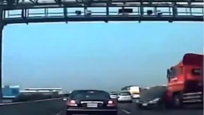 ભયાનક અકસ્માતનો વીડિયો થયો વાયરલ, લોકોએ કહ્યું - ક્યારેય મોત આવે, કોઈને ખબર નથી