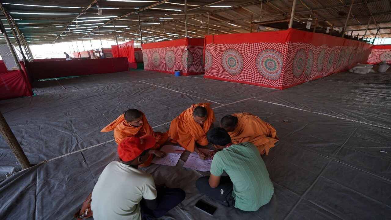 આ નગર બનાવવા માટે 45 જેટલાં વિભાગોમાં સંતોની નિશ્રામાં સેવારત 80,00 સ્ત્રી-પુરુષ સ્વયંસેવકોનો દિવસ-રાત ભક્તિમય પુરુષાર્થ કર્યો છે. 

