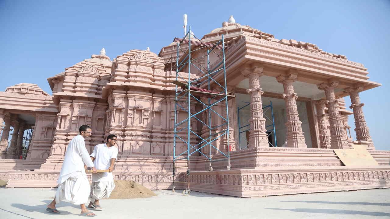 દિલ્હીના સ્વામિનારાયણ અક્ષરધામની હૂબહૂ પ્રતિકૃતિ રૂપે રચવામાં આવેલ 67 ફૂટ ઊંચા મહામંદિરમાં કુલ પાંચ વિશાળકાય ઘુમ્મટો નીચે સનાતન ધર્મના દિવ્ય દેવસ્વરૂપો દર્શન આપશે. મંદિરના મંડોવર અને સ્તંભોમાં 48 ગણપતિજી, 104 ઋષિમુનિ-સંતો-ભક્તોની કલાત્મક મૂર્તિઓ શોભે છે.