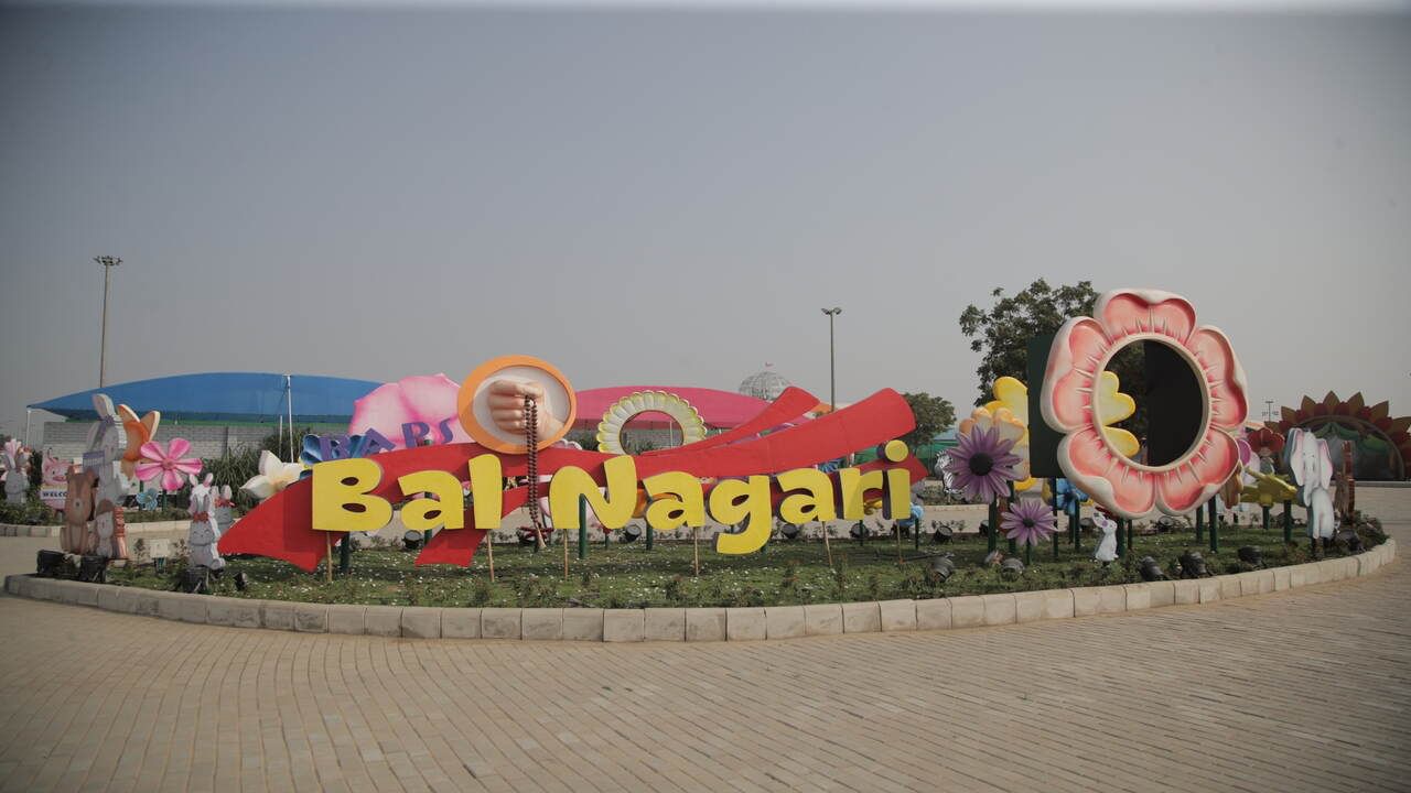 મહોત્સવનું એક વિશિષ્ટ આકર્ષણ એટલે BAPS બાળનગરી. આ બાળનગરી એટલે બાળકો દ્વારા વિચારાયેલી, બાળકો માટે બનાવાયેલી, બાળકો દ્વારા સંચાલિત એક એવી નગરી કે જ્યાં વિવિધ પ્રસ્તુતિઓ બાળકોને વધુ સારા વ્યક્તિ બનવાની પ્રેરણાથી છલકાવી દેશે. 4,500થી વધુ બાળ-બાલિકા સ્વયંસેવકો દ્વારા સંચાલિત આ બાળનગરીને સજાવવામાં 6,500થી વધુ બાળપ્રવૃત્તિ કાર્યકરો સેવા આપી રહ્યા છે.
