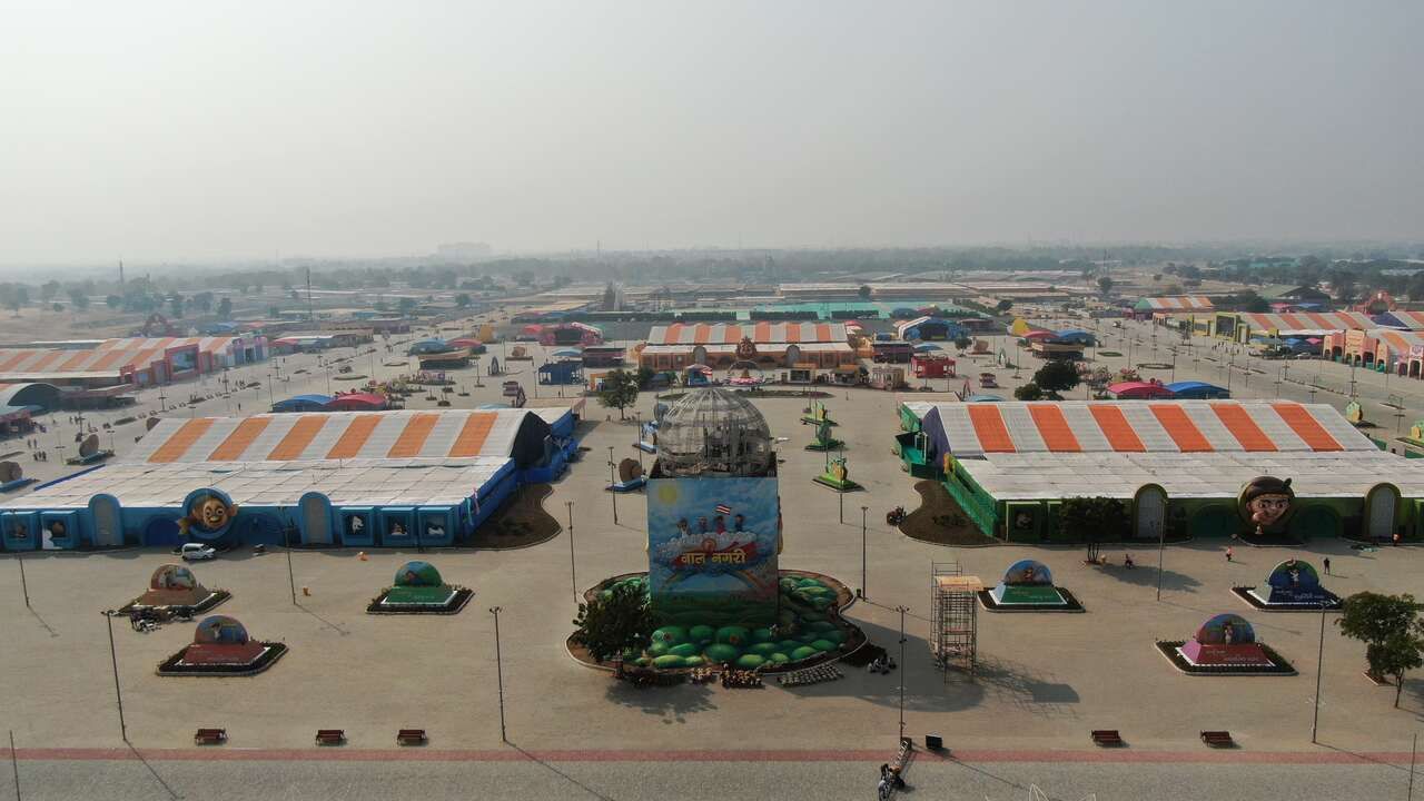 મહોત્સવ સ્થળના કેન્દ્રમાં 40 ફૂટ પહોળી અને 15 ફૂટ ઊંચી પીઠિકા પર સ્થાપવામાં આવેલ પ્રમુખસ્વામી મહારાજની સ્વર્ણિમ મૂર્તિ 30 ફૂટ ઊંચી છે. આ મૂર્તિની ચારે તરફના વર્તુળમાં અહર્નિશ સેવામય પ્રમુખસ્વામી મહારાજના અદભુત પ્રેરક પ્રસંગો છે. જેમાં ચોવીસેય કલાકોની પ્રસ્તુતિ દર્શનીય છે. આ વર્તુળની રંગબેરંગી ફૂલોની શોભતી રચનાઓ પણ આહલાદક છે.