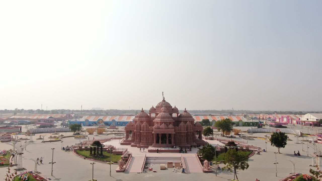 અમદાવાદમાં પ્રમુખ સ્વામી મહારાજ શતાબ્દી મહોત્સવની તૈયારીઓ પૂર્ણ રૂપે થઈ ચૂકી છે. મહાન સંત પ્રમુખ સ્વામી મહારાજના સન્માનમાં ભારત અને વિદેશોમાંથી ઠેર ઠેર લાખો લોકો આ મહોત્સવમાં ભાગ લેવા ઊમટશે, તેની તૈયારીઓ રૂપે 600 એકરની વિશાળ ભૂમિમાં મહોત્સવ સ્થળ પ્રમુખસ્વામી મહારાજ નગર વિકસાવવામાં આવ્યુ છે.